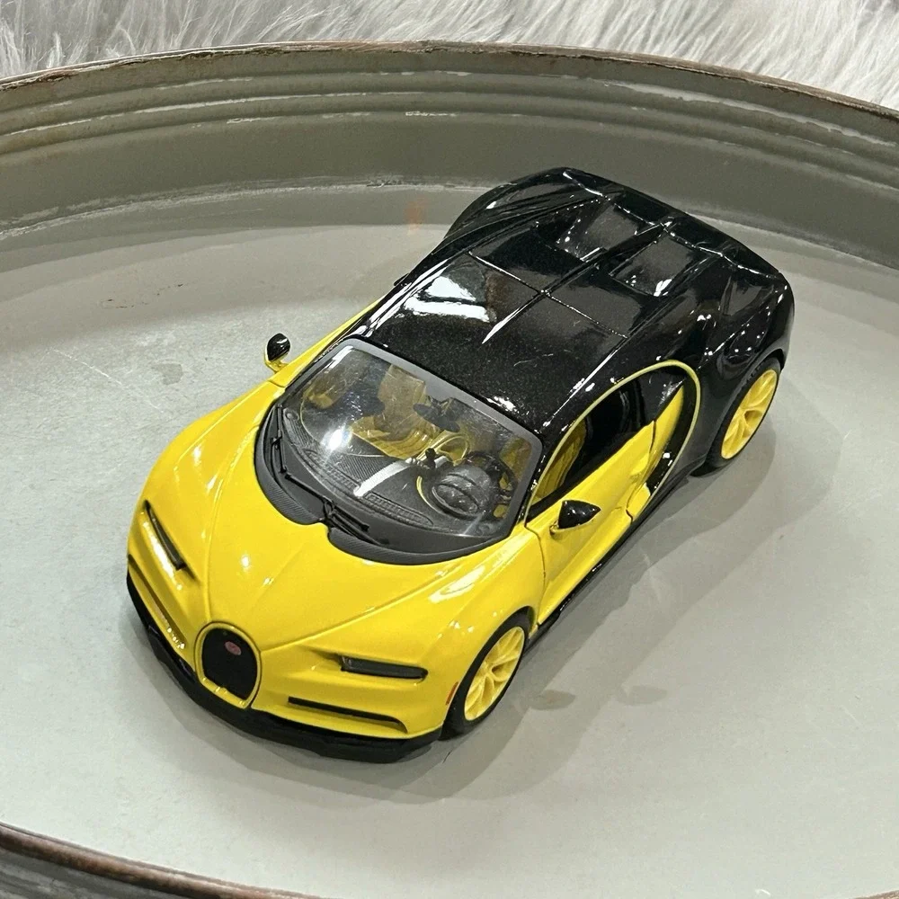 Bugatti Chiron Yellow and‎ Black 1:24 Diecast Model Car - Maisto